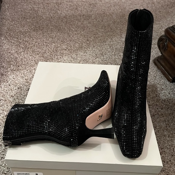 Black crystal dress boots, back zipper.size 36.3 inches heels. Like new. Worn 1. - Picture 2 of 9